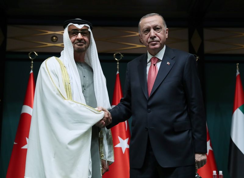 &copy; Reuters. الرئيس التركي رجب طيب أردوغان يصافح الشيخ محمد بن زايد ولي عهد الإمارات أثناء اجتماعهما في أنقرة يوم 24 نوفمبر تشرين الثاني 2021. 
(صورة لرويترز