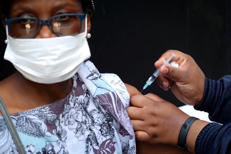 &copy; Reuters. امرأة تحصل على تطعيم بلقاح مضاد لكوفيد-19في جوهانسبرج بجنوب أفريقيا يوم 20 أغسطس آب 2021. تصوير: سمية هشام - رويترز.