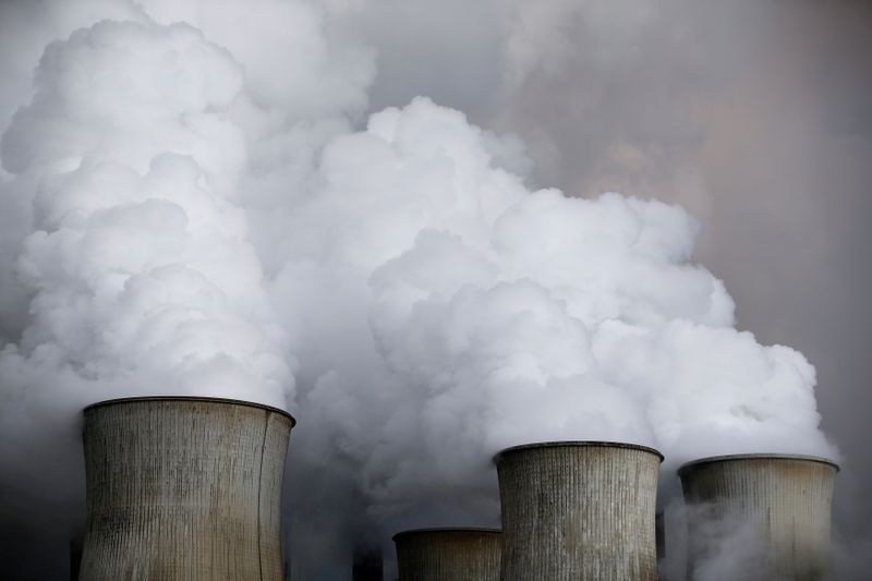 &copy; Reuters. FOTO DE ARCHIVO: El vapor se eleva desde las torres de refrigeración de la planta de energía de carbón de RWE, una de las mayores compañías de electricidad y gas de Europa en Niederaussem, Alemania, 3 de marzo de 2016.    REUTERS/Wolfgang Rattay