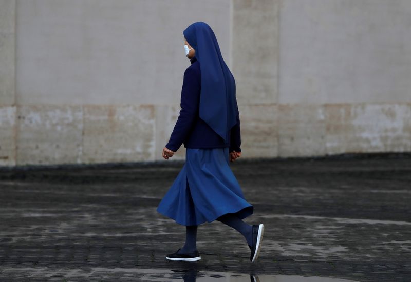 &copy; Reuters. Una monja camina en el patio de San Dámaso, en el Vaticano, 26 noviembre 2021.
REUTERS/Yara Nardi