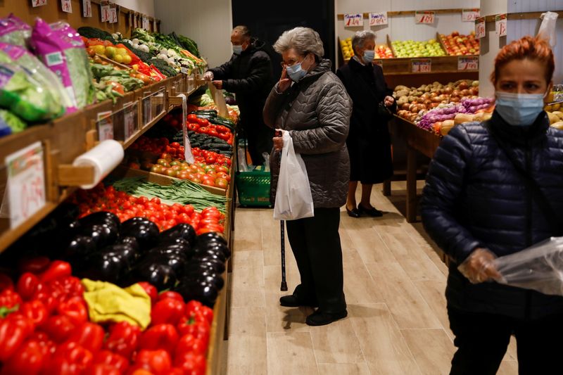 © Reuters. People shop at a fruit store in Madrid, Spain, November 29, 2021. REUTERS/Susana Vera