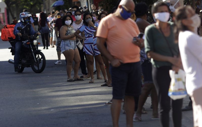 &copy; Reuters. Pessoas esperam em fila para tentar receber pagamento do auxílio emergencial em agência da Caixa no Rio de Janeiro
29/05/2020
REUTERS/Ricardo Moraes