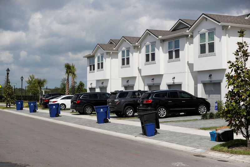 © Reuters. FILE PHOTO: New townhomes are seen in a subdivision while building material supplies are in high demand in Tampa, Florida, U.S., May 5, 2021.  REUTERS/Octavio Jones