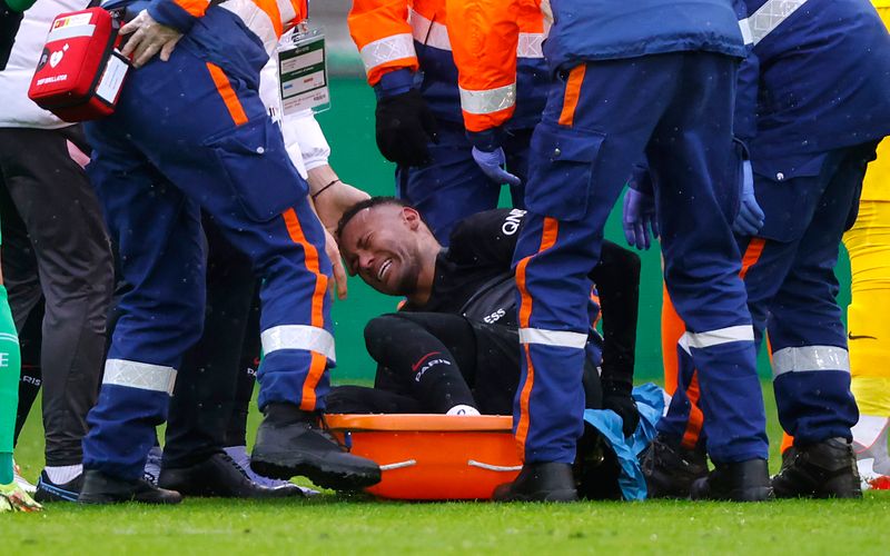 © Reuters. Nov 28, 2021 
Foto del domingo del delantero del Paris St Germain Neymar tras sufrir una lesión de tobillo 

REUTERS/Eric Gaillard