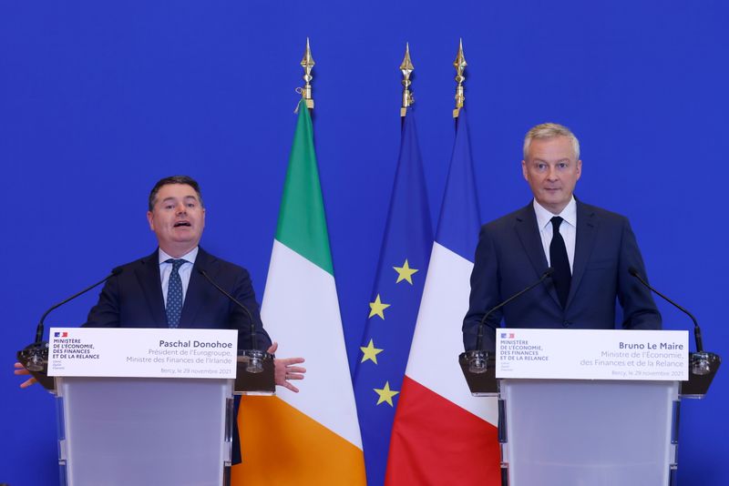 © Reuters. French Economy and Finance Minister Bruno Le Maire and Paschal Donohoe, Eurogroup President and Irish Finance Minister, attend a joint news conference after a meeting at the Bercy Finance Ministry in Paris, France, November 29, 2021. REUTERS/Gonzalo Fuentes