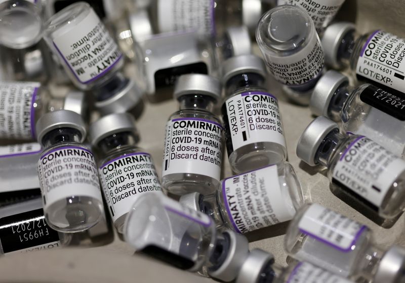 &copy; Reuters. 米モデルナ、米ジョンソン・エンド・ジョンソン（Ｊ＆Ｊ）、独ビオンテックの３社は２９日、新型コロナウイルスのオミクロン株に特化したワクチンの開発に取り組んでいると発表した。