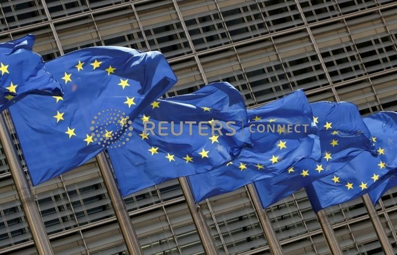 &copy; Reuters. Bandiere dell'Unione europea davanti alla sede della Commissione Ue a Bruxelles, Belgio, 5 maggio 2021 REUTERS/Yves Herman/File Photo