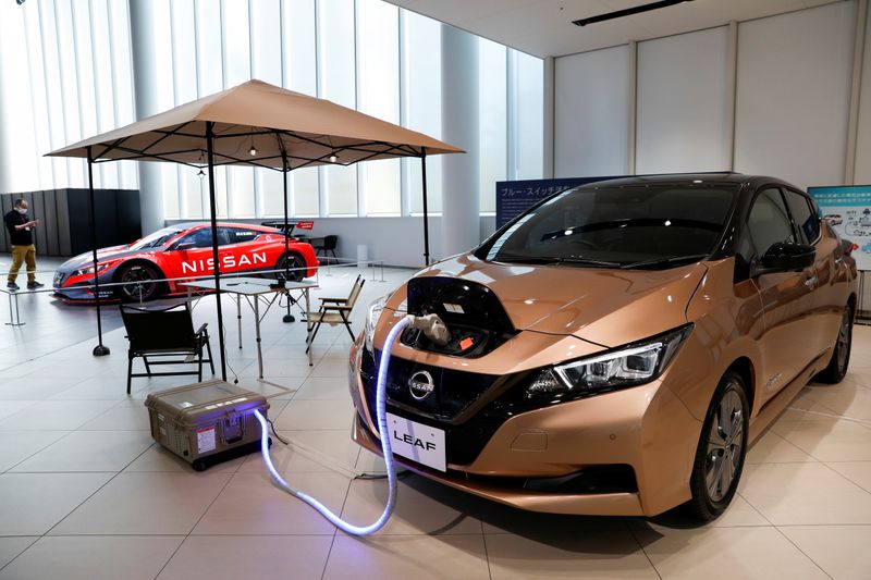 &copy; Reuters. Un automóvil eléctrico Nissan Leaf y una batería portátil en exhibición en la Galería Nissan en Yokohama, Japón