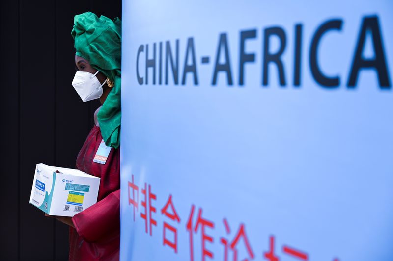 &copy; Reuters. لافتة قمة الصين-أفريقيا في داكار يوم الاثنين- تصوير كوبر انفين- رويترز.
