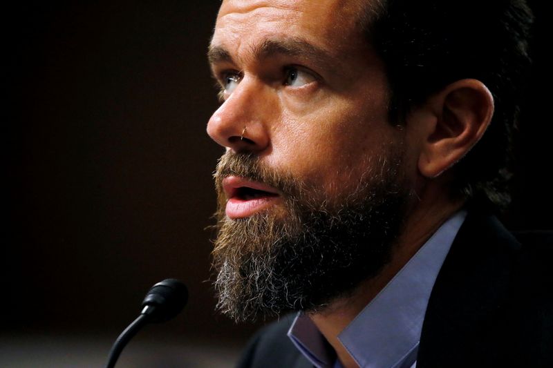 &copy; Reuters. Jack Dorsey va quitter son poste de directeur général de Twitter et sera remplacé à ce poste par Parag Agrawal, l'actuel directeur technique du réseau social à l'oiseau bleu, a annoncé lundi le groupe américain. /Photo d'archives/REUTERS/Jim Bourg