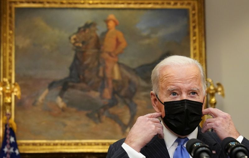 © Reuters. U.S. President Joe Biden removes his mask to deliver an update on the Omicron variant at the White House in Washington, U.S., November 29, 2021. REUTERS/Kevin Lamarque     
