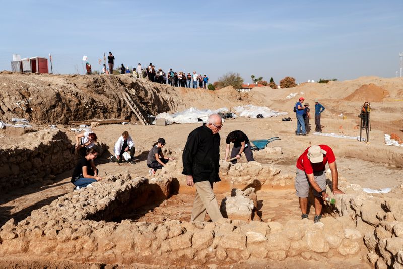 &copy; Reuters. Personas trabajan en el sitio de una excavación que se cree que data de la época del Sanedrín, a fines del siglo I y II d.C., según la Autoridad de Antigüedades de Israel en Yavne, Israel, el 29 de noviembre de 2021. REUTERS/Amir Cohen