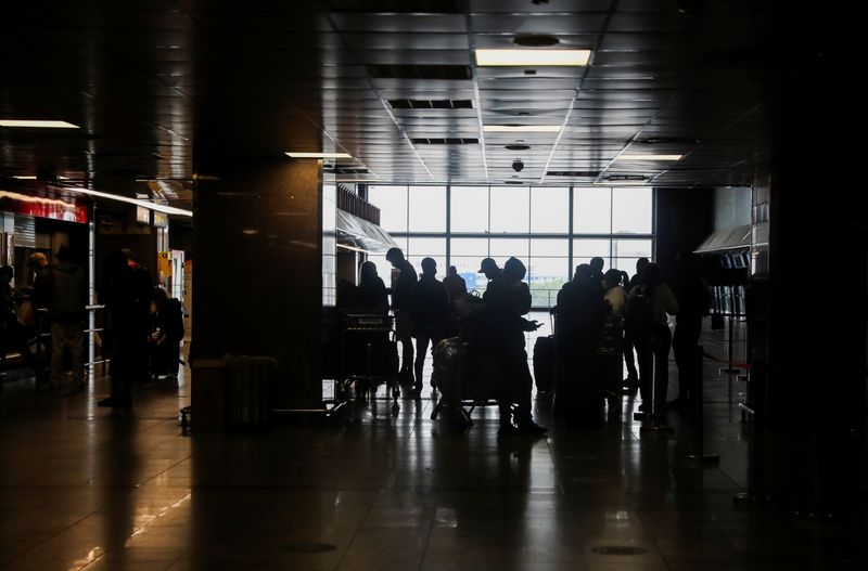 &copy; Reuters. スウェーデンの保健当局は２９日、国内で新型コロナウイルスの新変異株「オミクロン株」の感染例が確認されたと発表した。南アの空港で２８日撮影（２０２１年　ロイター/ Sumaya Hisham）