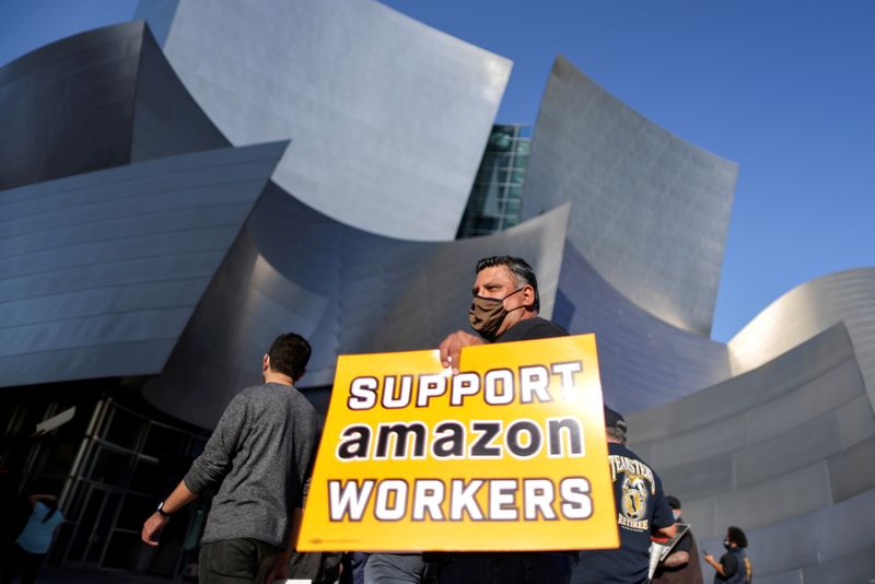 © Reuters. FILE PHOTO: People protest in support of the unionizing efforts of the Alabama Amazon workers, in Los Angeles, California, U.S., March 22, 2021. REUTERS/Lucy Nicholson