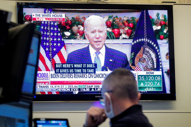 &copy; Reuters. Operador trabalha na Bolsa de Nova York enquanto acompanha fala do presidente dos EUA, Joe Biden, sobre a variante ômicron do coronavírus
29/11/2021
REUTERS/Brendan McDermid