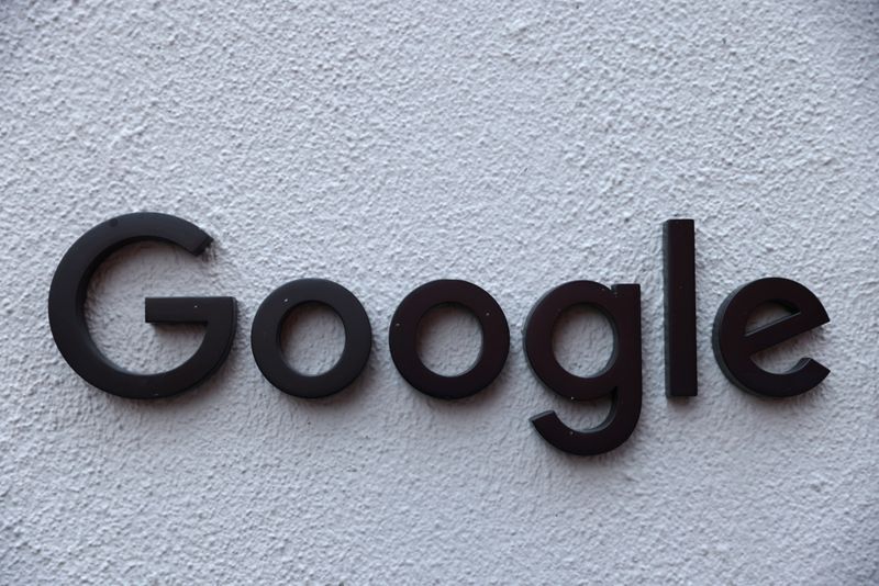 © Reuters. FILE PHOTO: The logo for Google LLC is seen at the Google Store Chelsea in Manhattan, New York City, New York, U.S., November 17, 2021. REUTERS/Andrew Kelly