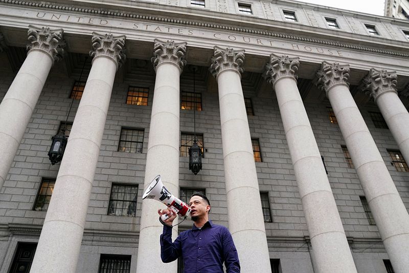 © Reuters. A protester stands outside the court on the first day of the Ghislaine Maxwell trial in the Manhattan borough of New York City, New York, U.S., November 29, 2021.  REUTERS/Carlo Allegri