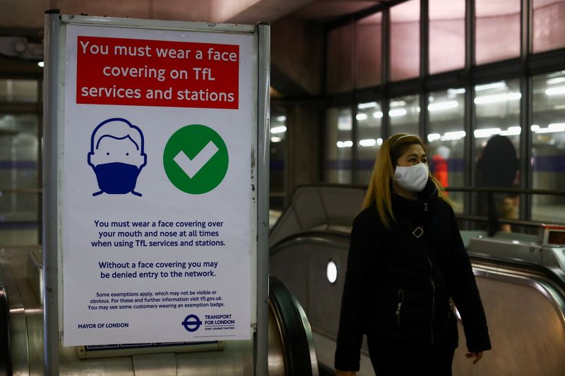 © Reuters. A person wears a face mask on the London underground, as the spread of the coronavirus disease (COVID-19) continues in London, Britain, November 29, 2021. REUTERS/Hannah McKay