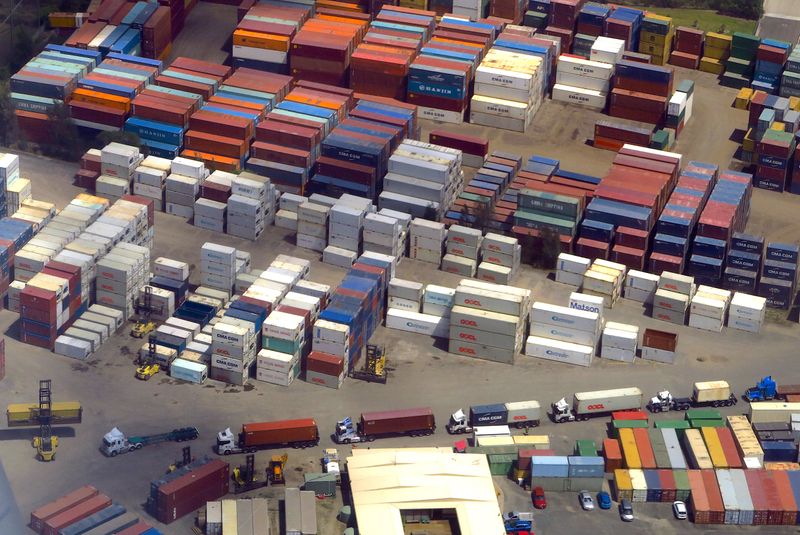 © Reuters. FILE PHOTO: A forklift unloads shipping containers from trucks at a storage facility located near Sydney Airport in Australia, November 30, 2017.  REUTERS/David Gray