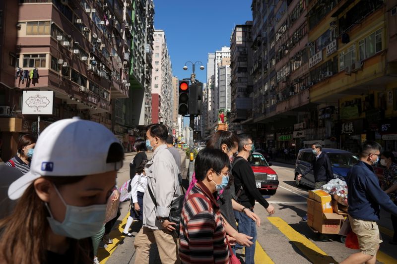 © Reuters. People wearing face masks to prevent the spread of the coronavirus disease (COVID-19), walk on a street in Hong Kong, China November 29, 2021. REUTERS/Lam Yik