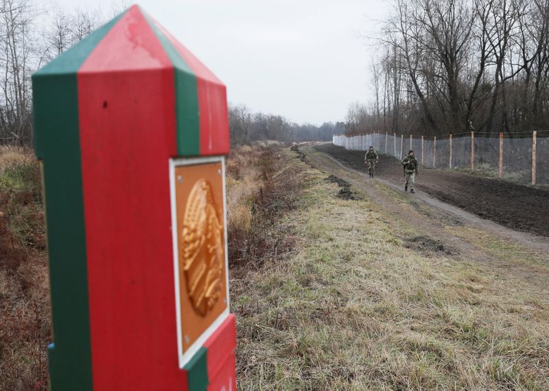 &copy; Reuters. 　１１月２９日、ベラルーシ政府は、ウクライナとの国境付近でロシアと共同軍事演習を実施すると発表した。写真はベラルーシとの国境をパトロールするウクライナの国境警備隊。１６日