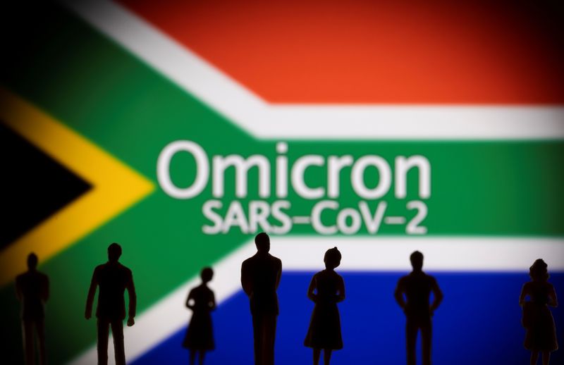 &copy; Reuters. Pequeñas figuras de juguete se ven delante de una bandera de Sudáfrica y las palabras "Omicron SARS-CoV-2" en esta ilustración tomada el 27 de noviembre de 2021. REUTERS/Dado Ruvic