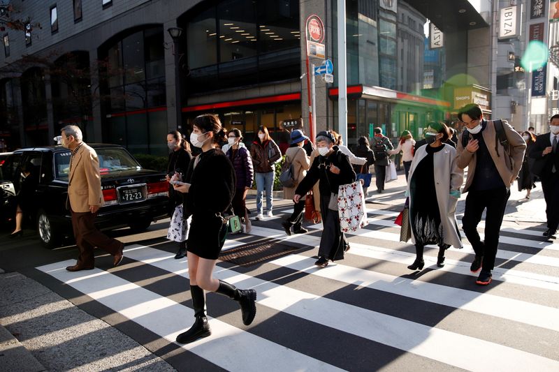 &copy; Reuters. Varias personas cruzan un paso de peatones en un distrito comercial de Tokio, Japón, el 30 de noviembre de 2021. REUTERS/Androniki Christodoulou