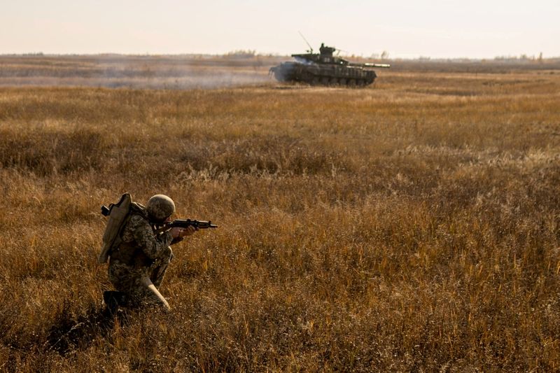 © Reuters. جندي من الجيش الأوكراني يشارك في تدريبات عسكرية بالقرب من الحدود مع اقليم القرم الذي ضمته روسيا في إقليم خيرسون بصورة من أرشيف رويترز.