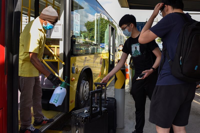 &copy; Reuters.  １１月３０日、シンガポールは新型コロナウイルスの変異株「オミクロン」の検証を進め、市中感染のリスクを減らすために旅行者や最前線の労働者への検査を増やす方針を明らかにした