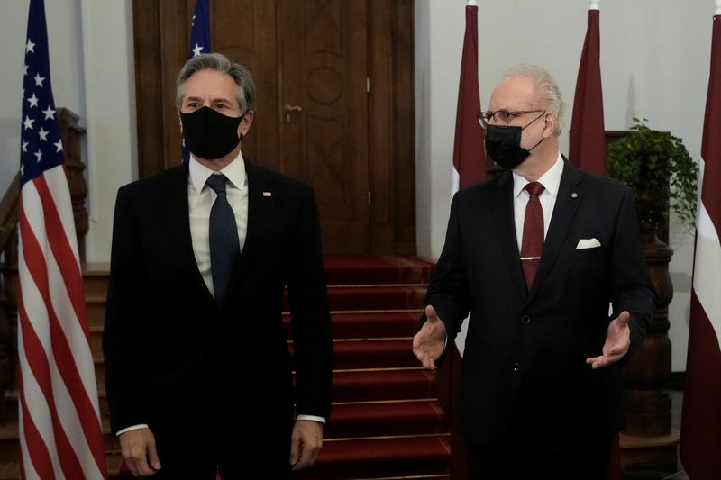&copy; Reuters. U.S. State Secretary Antony Blinken and Latvian President Egils Levits pose for media in Riga, Latvia November 30, 2021. REUTERS/Ints Kalnins/Pool