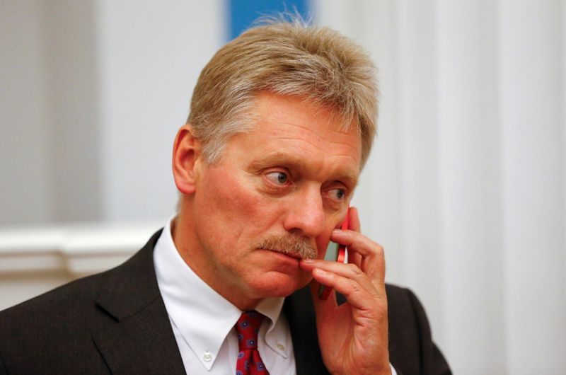 &copy; Reuters. FILE PHOTO: Kremlin spokesman Dmitry Peskov holds a mobile phone before a news conference of Russian President Vladimir Putin and Belarusian President Alexander Lukashenko at the Kremlin in Moscow, Russia September 9, 2021. REUTERS/Shamil Zhumatov