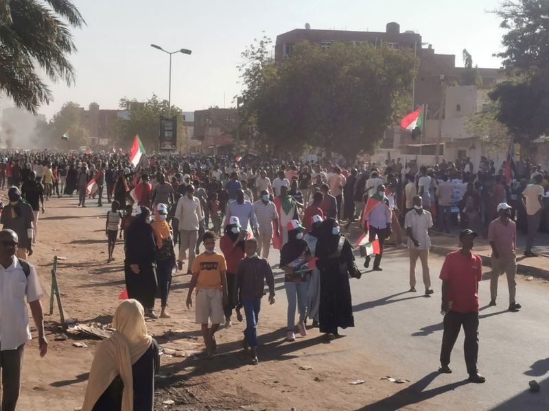 &copy; Reuters. مواطنون يشاركون في احتجاج في العاصمة السودانية الخرطوم في 25 نوفمبر تشرين الثاني 2021. تصوير الطيب صديق- رويترز.