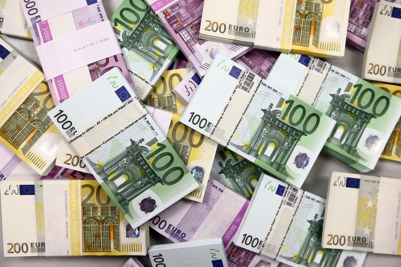 &copy; Reuters. Imagen de archivo de falos de billetes de euro en el Banco Nacional de Croacia en Zagreb. 21 mayo 2019. REUTERS/Antonio Bronic