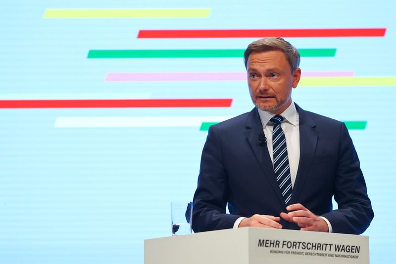 &copy; Reuters. FILE PHOTO: Free Democratic Party (FDP) leader Christian Lindner delivers a statement after a final round of coalition talks to form a new government, in Berlin, Germany, November 24, 2021. REUTERS/Fabrizio Bensch