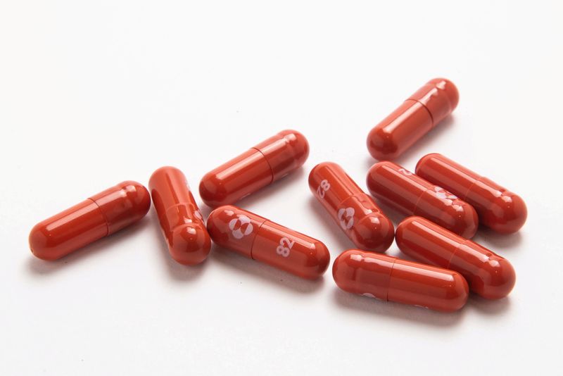 U.S. FDA panel narrowly backs Merck's at-home COVID-19 pill