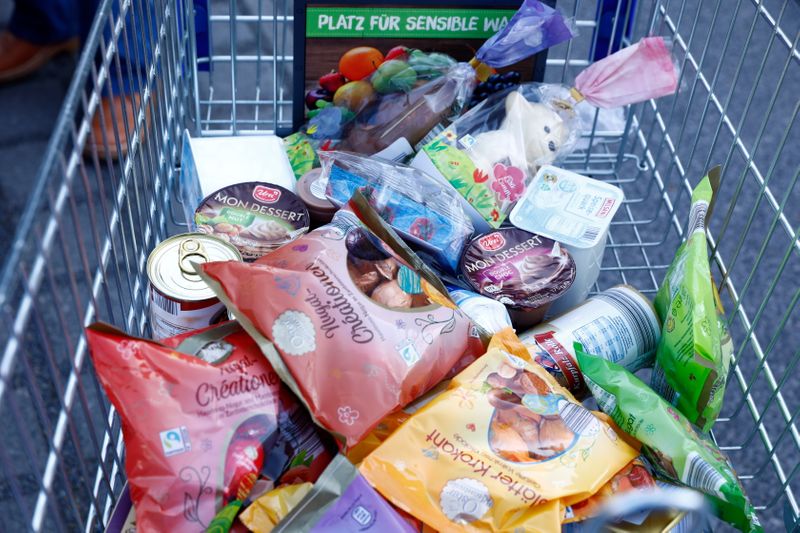 &copy; Reuters. Carrinho com compras em supermercado de Berlim
24/03/2020
REUTERS/Michele Tantussi
