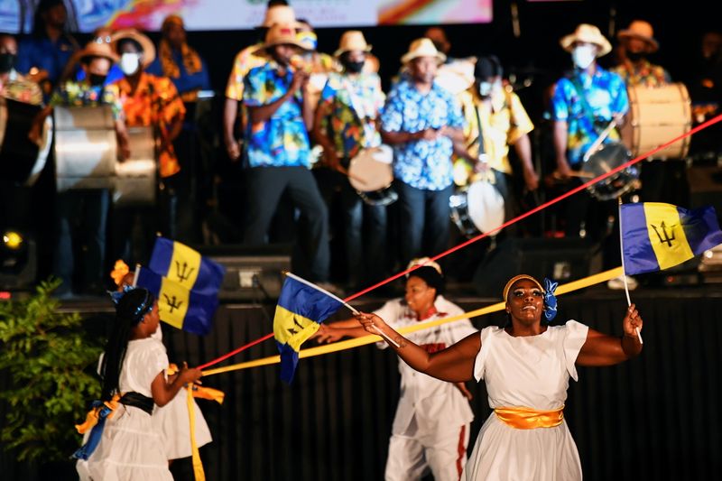 &copy; Reuters. Artistas actúan como parte de los eventos de la Ceremonia de Inauguración Presidencial para marcar el nacimiento de una nueva república en Barbados, Bridgetown, Barbados, 29 de noviembre de 2021. REUTERS/Toby Melville