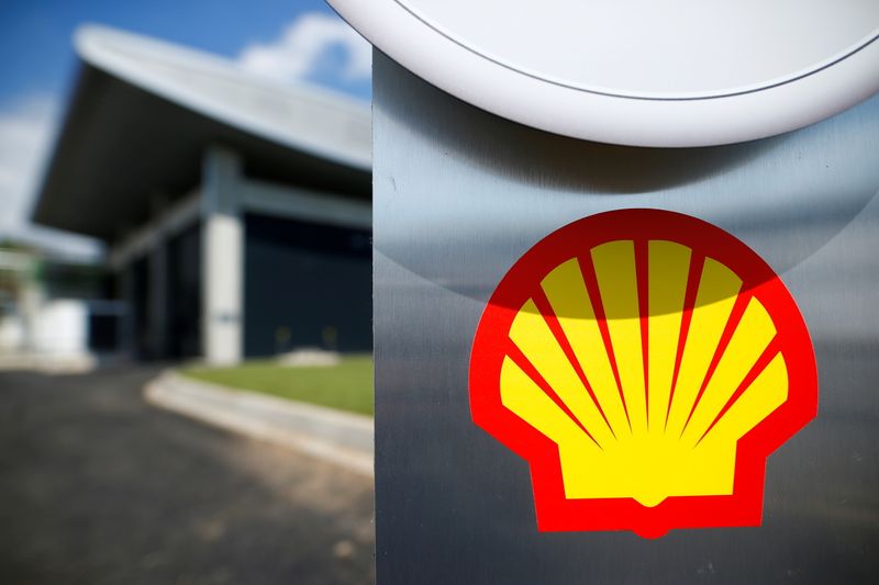 &copy; Reuters. FILE PHOTO: The logo of Royal Dutch Shell is pictured during a launch event for a hydrogen electrolysis plant at Shell's Rhineland refinery in Wesseling near Cologne, Germany, July 2, 2021. REUTERS/Thilo Schmuelgen