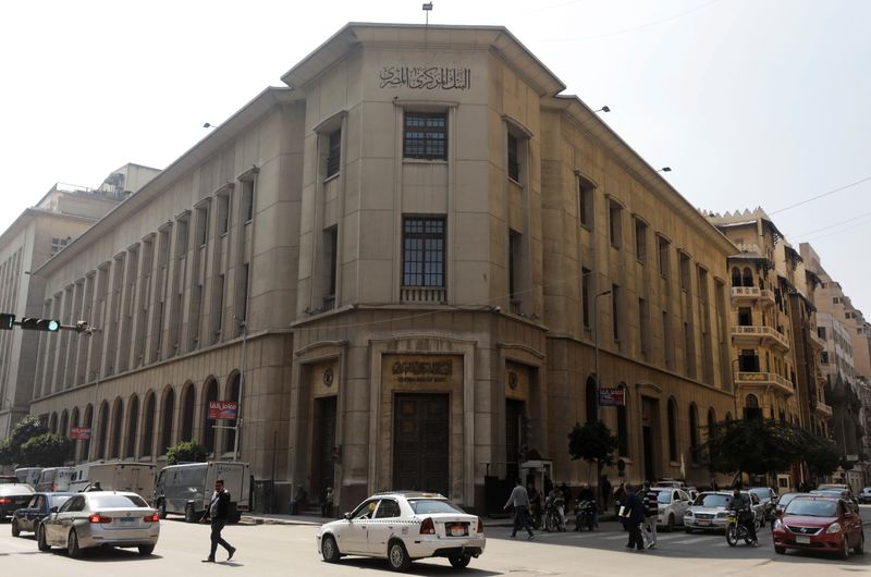 &copy; Reuters. مقر البنك المركزي المصري في القاهرة يوم 25 فبراير شباط 2021. تصوير: محمد عبد الغني - رويترز