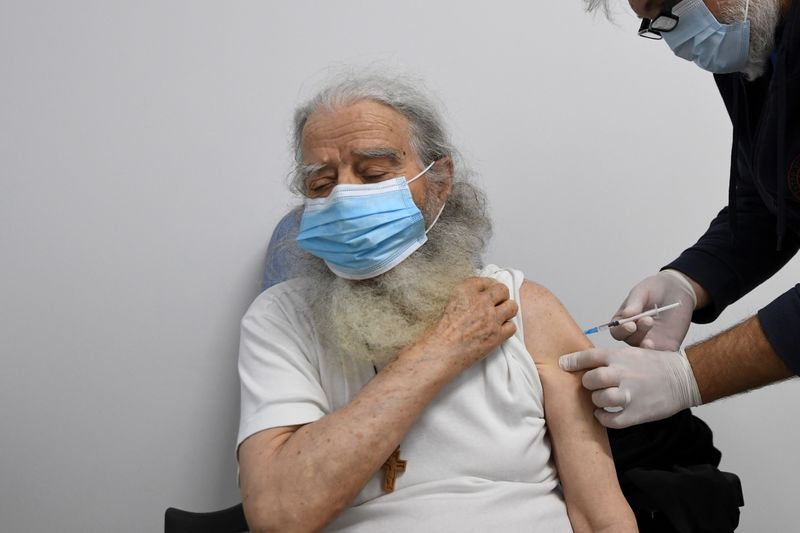 &copy; Reuters. La Grèce a annoncé mardi qu'elle allait rendre obligatoire la vaccination contre le COVID-19 pour les personnes âgées de 60 ans et plus. /Photo prise le 16 novembre 2021/REUTERS/Alexandros Avramidis