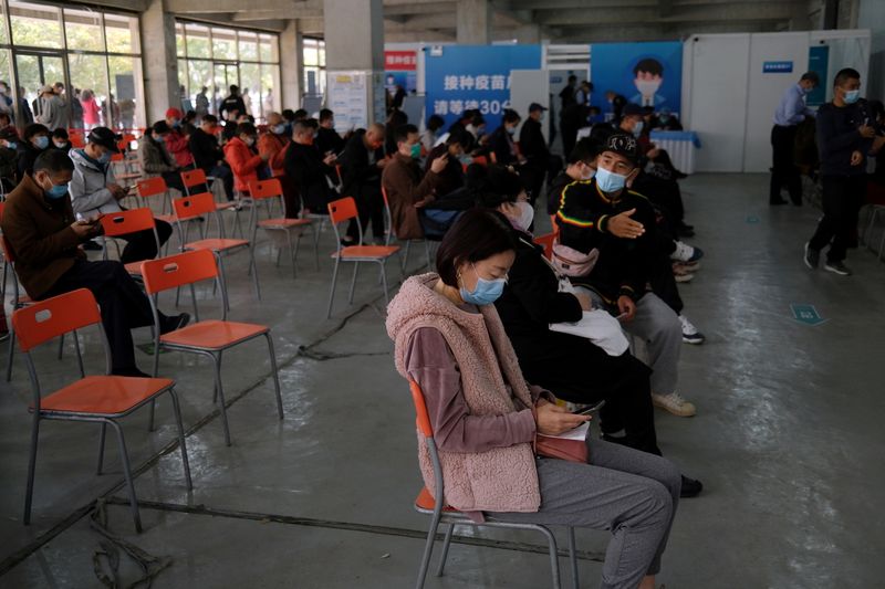 &copy; Reuters. Foto de archivo. Personas esperan en un área de observación después de recibir un refuerzo de la vacuna de COVID-19 en Pekín, China. 29 de octubre de 2021. REUTERS/Tingshu Wang/