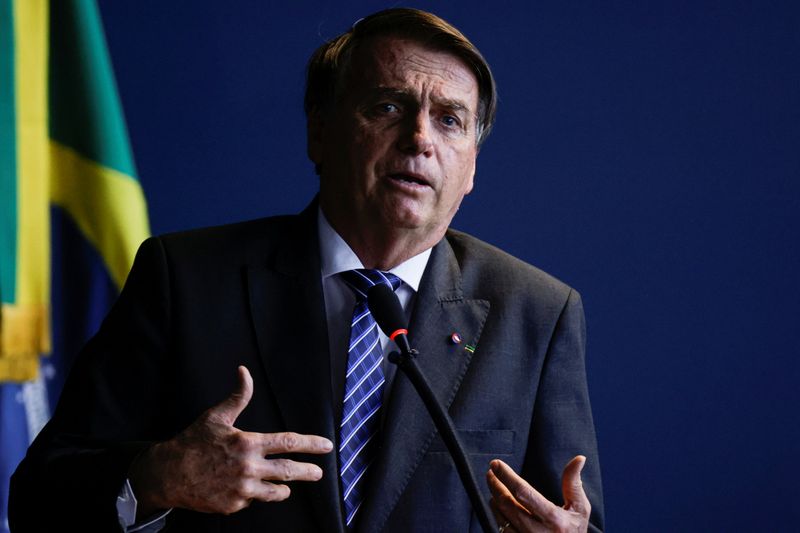 Depois de meses de indecisão, Bolsonaro assina filiação ao PL
