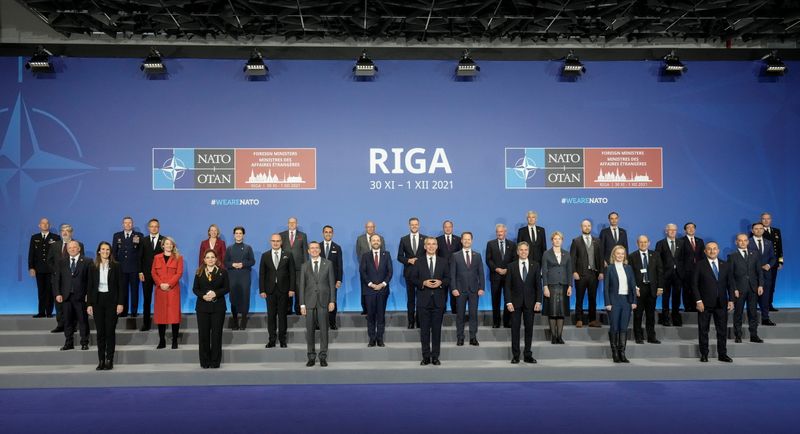 © Reuters. NATO Secretary General Jens Stoltenberg poses with foreign ministers for a family photo during a NATO Foreign Ministers summit in Riga, Latvia November 30, 2021. REUTERS/Ints Kalnins