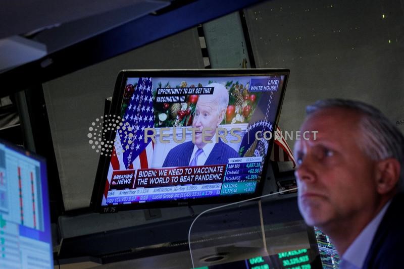 &copy; Reuters. Operador na Bolsa de Nova York assiste a pronunciamento do presidente dos EUA, Joe Biden, sobre a variante ômicron do coronavírus, em 29 de novembro de 2021. REUTERS/Brendan McDermid