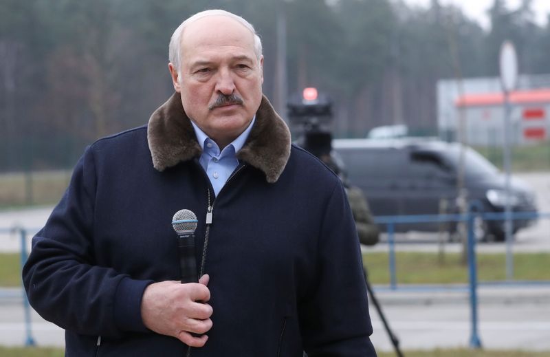 © Reuters. Belarusian President Alexander Lukashenko speaks to migrants as he visits the transport and logistics centre Bruzgi on the Belarusian-Polish border, in the Grodno region, Belarus November 26, 2021. REUTERS/Kacper Pempel