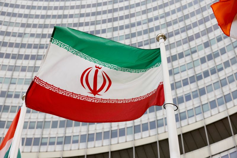 © Reuters. FILE PHOTO: The Iranian flag waves in front of the International Atomic Energy Agency (IAEA) headquarters in Vienna, Austria May 23, 2021. REUTERS/Leonhard Foeger//File Photo
