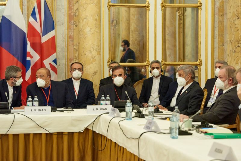 &copy; Reuters. الوفد الإيراني المشارك في بدء المحادثات بخصوص استئناف الاتفاق النووي في العاصمة النمساوية فيينا يوم الاثنين.
(صورة لرويترز ويتم توزيعها كم