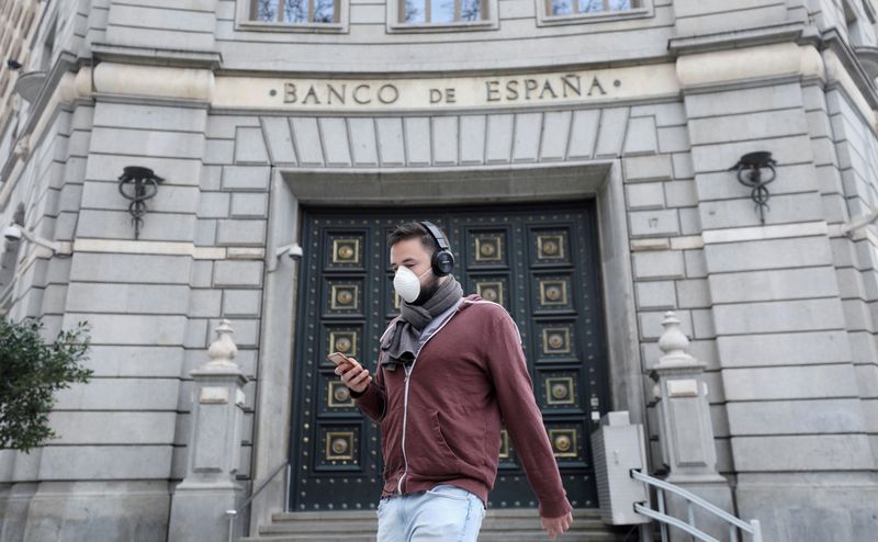 &copy; Reuters. FILE PHOTO: A man walks past the Bank of Spain building in Barcelona, Spain, March 14, 2020. REUTERS/Nacho Doce/File Photo