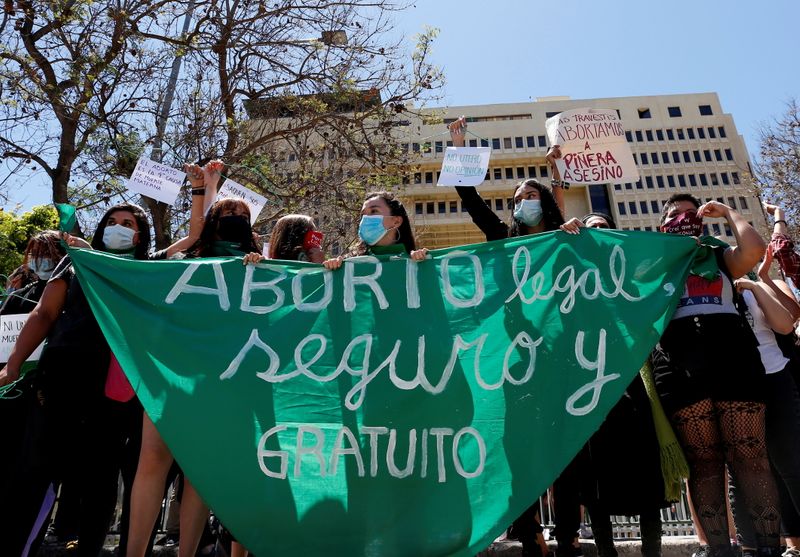 &copy; Reuters. IMAGEN DE ARCHIVO REFERENCIAL. Activistas en favor del aborto se manifiestan a las afueras del Congreso, en Valparaíso, Chile. Enero 13, 2021. REUTERS/Rodrigo Garrido
