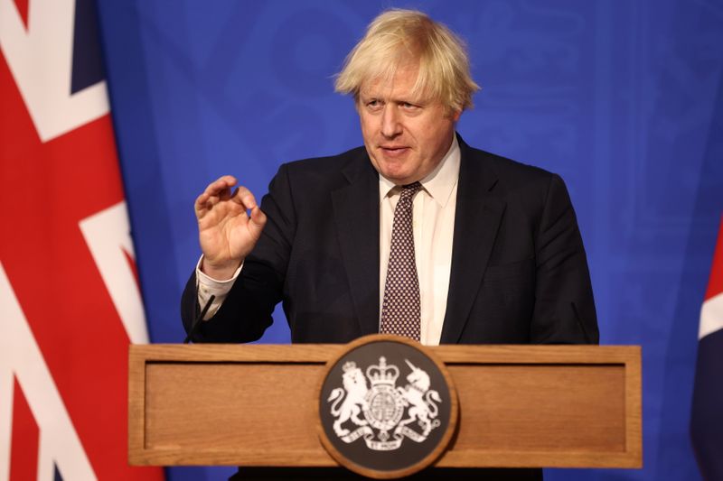 &copy; Reuters. Le Premier ministre britannique Boris Johnson a jugé mardi peu probable un nouveau confinement après la découverte du variant Omicron du coronavirus, soulignant néanmoins que tout restait à l'étude. /Photo prise le 30 novembre 2021/REUTERS/Tom Nicho